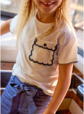 Maglietta Mayoral con taschino all'uncinetto bianca per bambina